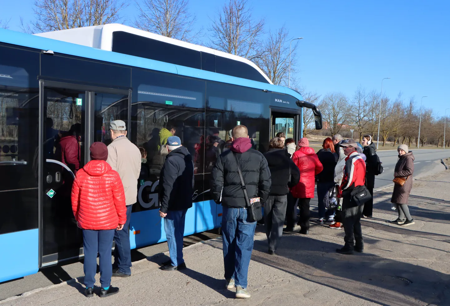 Alates aprillist saavad sõitjad bussi siseneda vaid esiuksest, mistõttu jäävad bussid peatustesse pahatihti hiljaks.