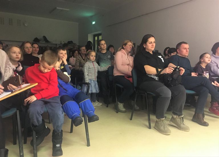 Raamatukogu saal näeb harva nii suurt hulka rahvast. Publikuks Ukraina pered, kes on tulnud oma laste etendust vaatama.