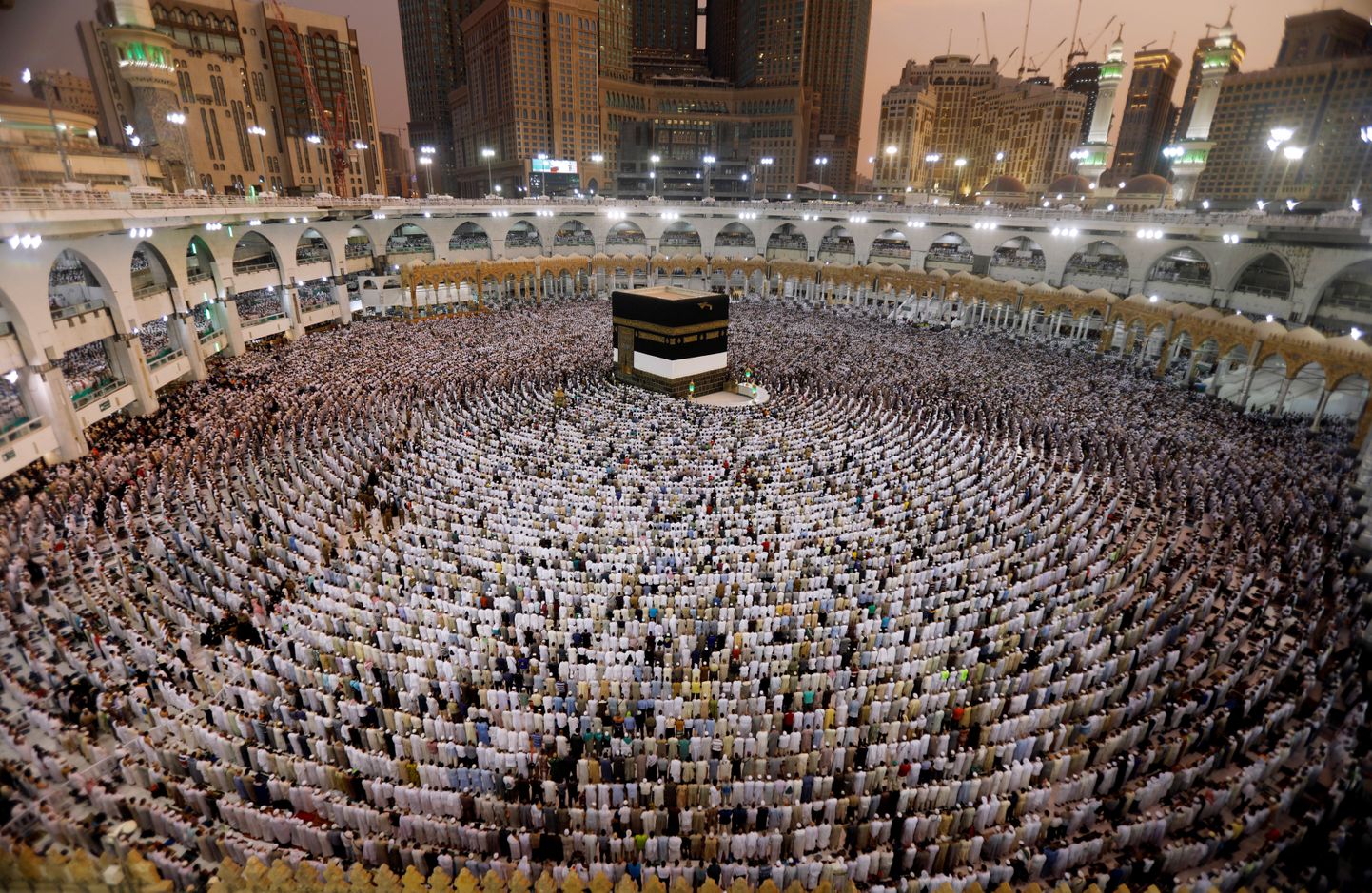 Moslemid palvetamas Meka suurmošees.