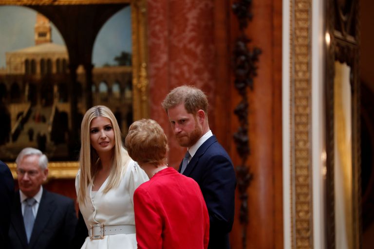 Prints Harry vestles Buckinghami palees Ivanka Trumpi ja tema kaaskonnaga