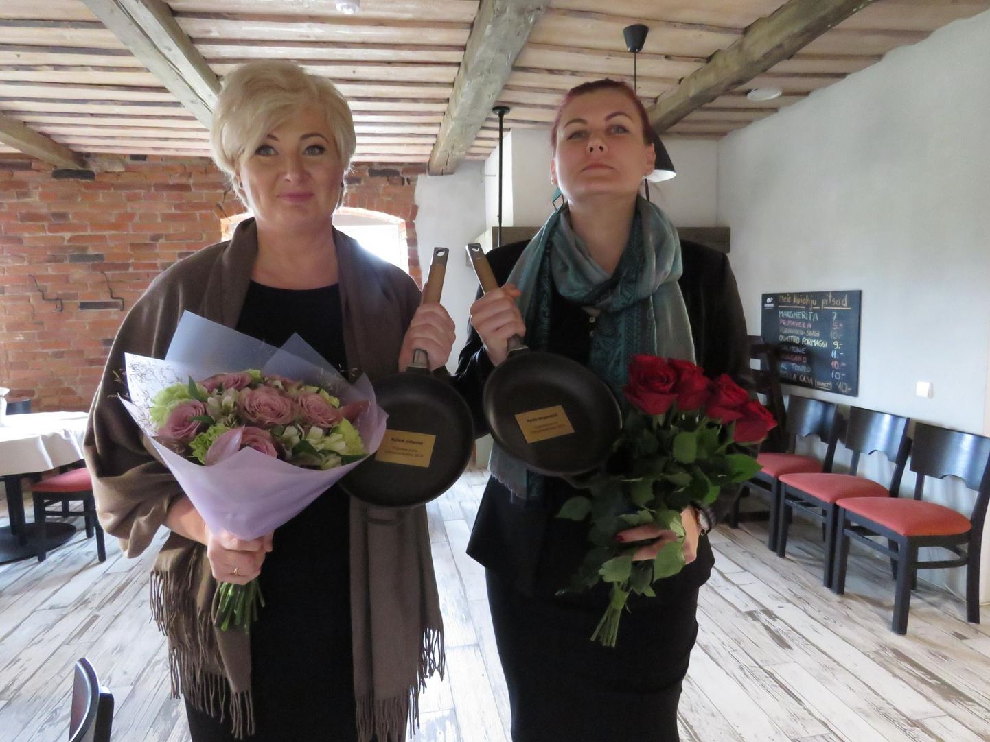 Tunnustust käisid vastu võtmas kohvik Johanna esindajana Jana Kikkas (vasakul) ja Resto Wagenküllist vanem­teenindaja Maige Lelle.
