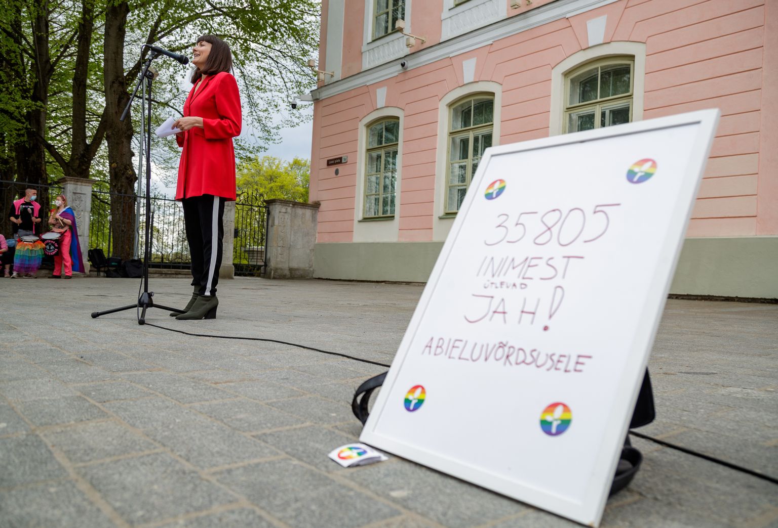 Rohelised ja LGBT+ kogukond andsid 15. mail üle pöördumise perekonnaseaduse muutmise toetuseks. Erakonna Eestimaa Rohelised kaasjuht Züleyxa Izmailova.