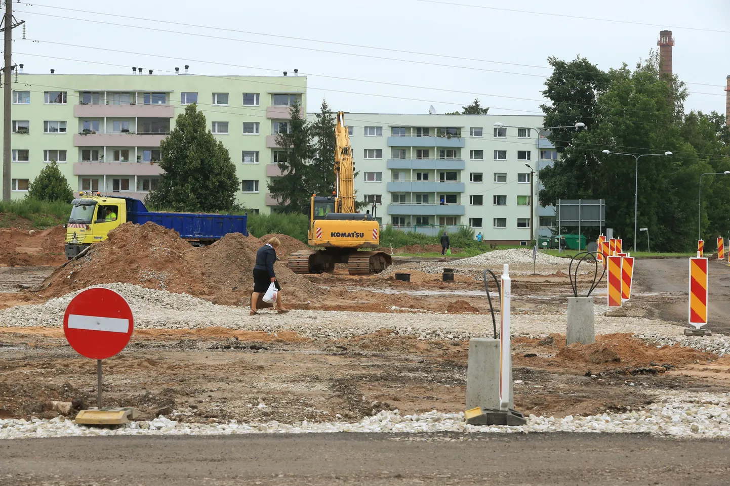 Aiandi teelt Nõlvaku bussipeatusse toov kõnnitee on idaringtee ehitamise tõttu üles võetud ja inimestel tuleb bussipeatusse kõndida sõiduteel. Nii Nõlvaku kui ka Mõisavahe tänava kõnniteed on kavas asfaltida septembri esimesel nädalal.