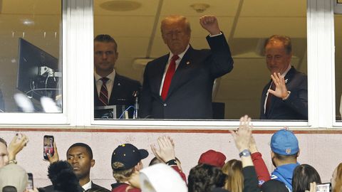 Fännid vilistasid Trumpi NFL-i mängu ajal välja