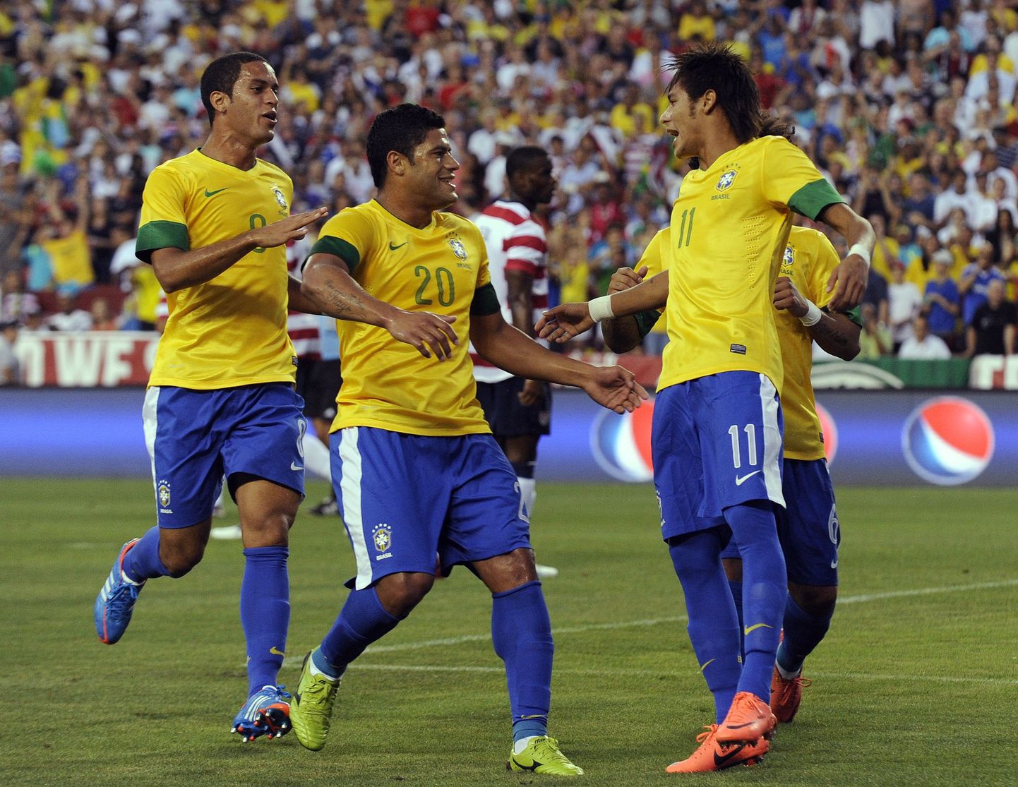 Hulk (nr. 20) koos Brasiilia koondislastega väravat tähistamas.