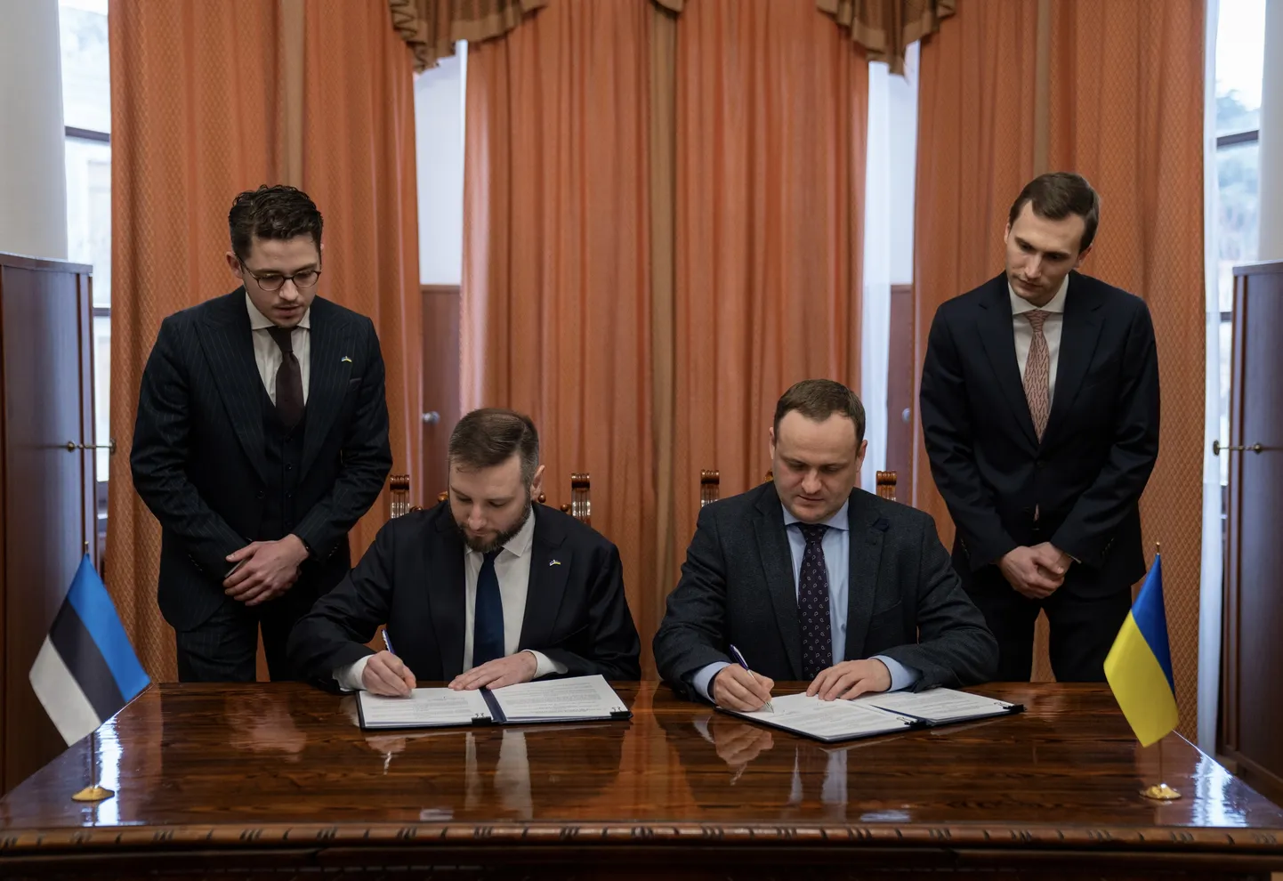 Владимир Свет встретился с вице-премьер-министром Украины Алексеем Кулебой в Одессе, чтобы обсудить следующие шаги по восстановлению поврежденной войной морской инфраструктуры, а также реконструкции и развития морского сектора.