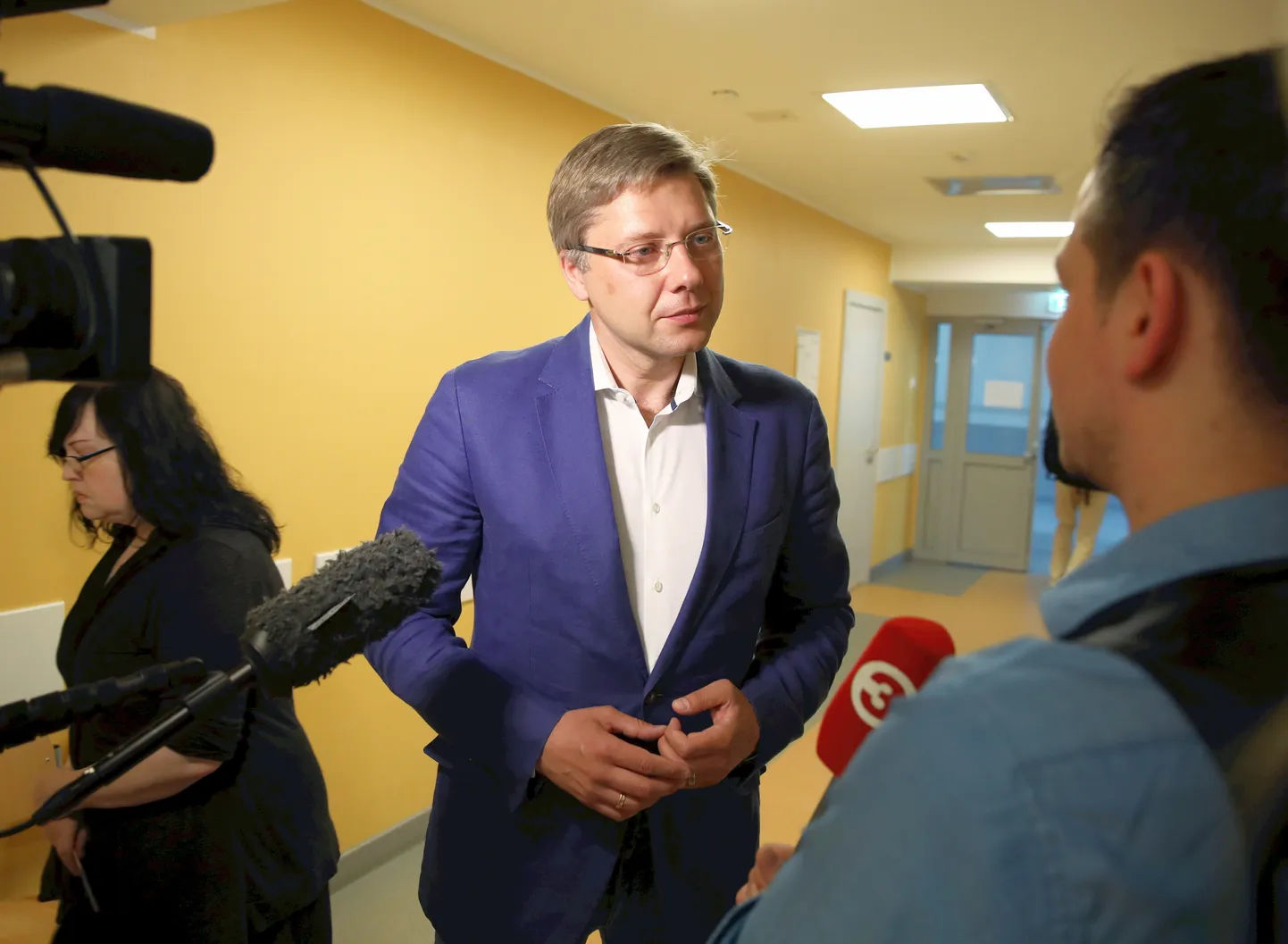 Nils Ušakovs atbild uz žurnālistu jautājumiem Eiropas Parlamenta vēlēšanu iecirknī