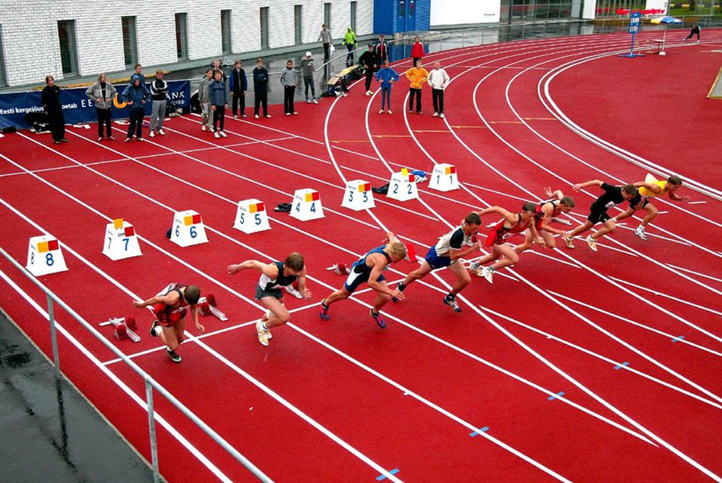 Renoveeritud Rakvere staadionil kuulus avastardi au Eesti meistrivõistlustel osalevatele B vanuseklassi kümnevõistlejatele, kes jooksid uudse kattega rajal võidu 100 meetrit.