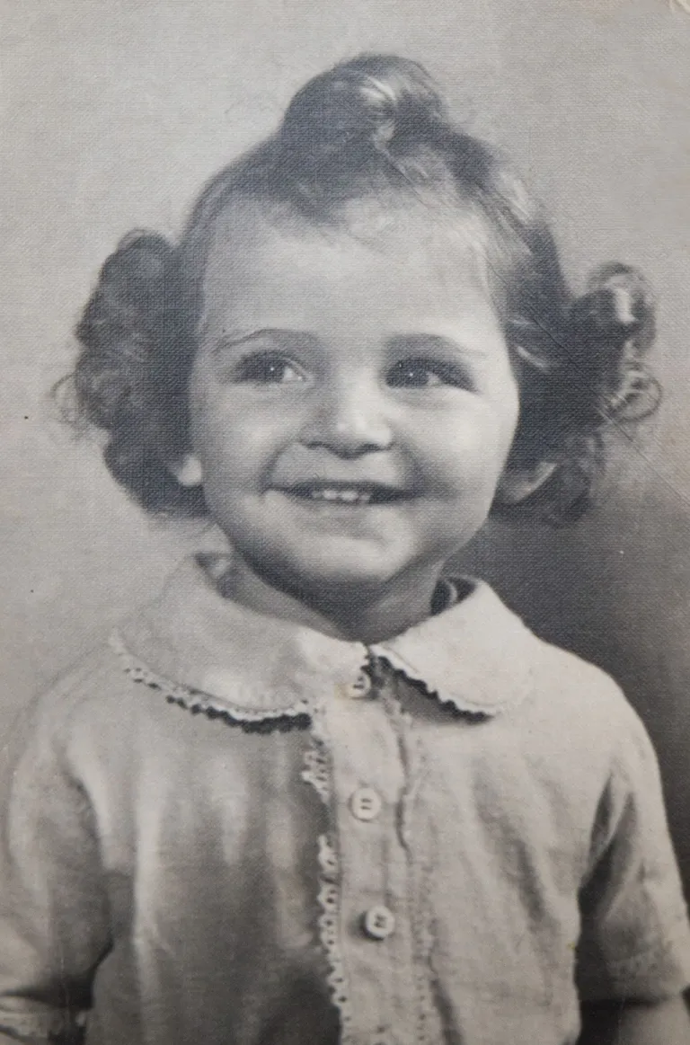«See pilt on tehtud 50ndate alguses ehk ajal, mil ma olin veel ilus,» ütleb David muheledes.