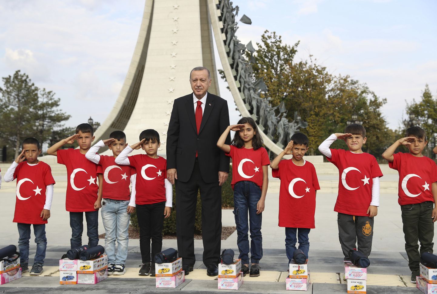 Türgi president Recep Tayyip Erdoğan Musta mere äärses Samsuni linnas lastega poseerimas.
