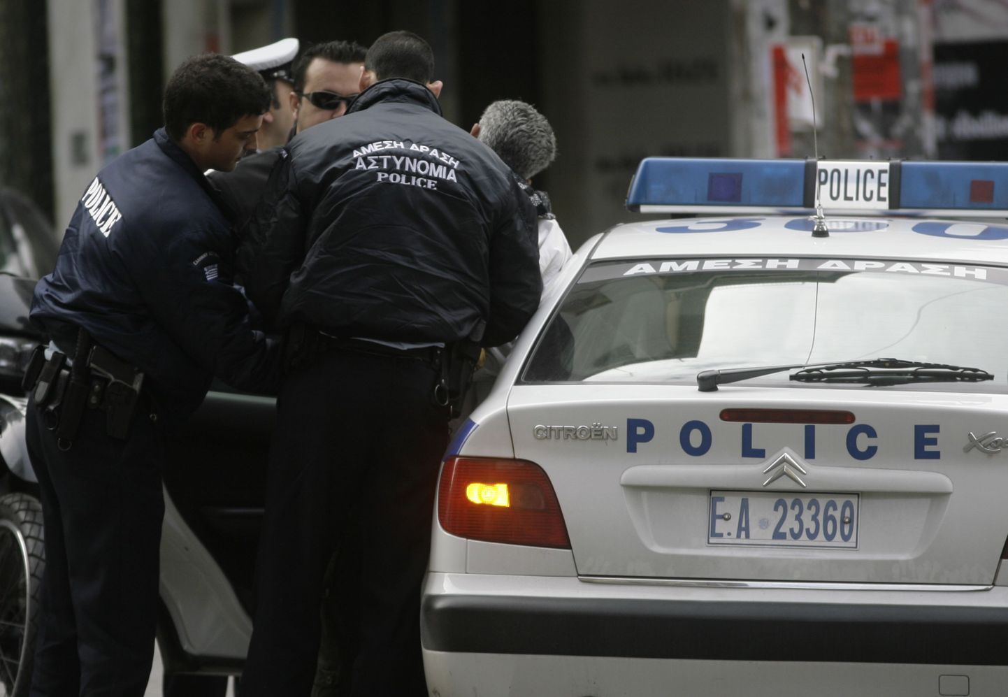 Kreeka politseinikud pidamas Ateenas kinni kahtlusalust.