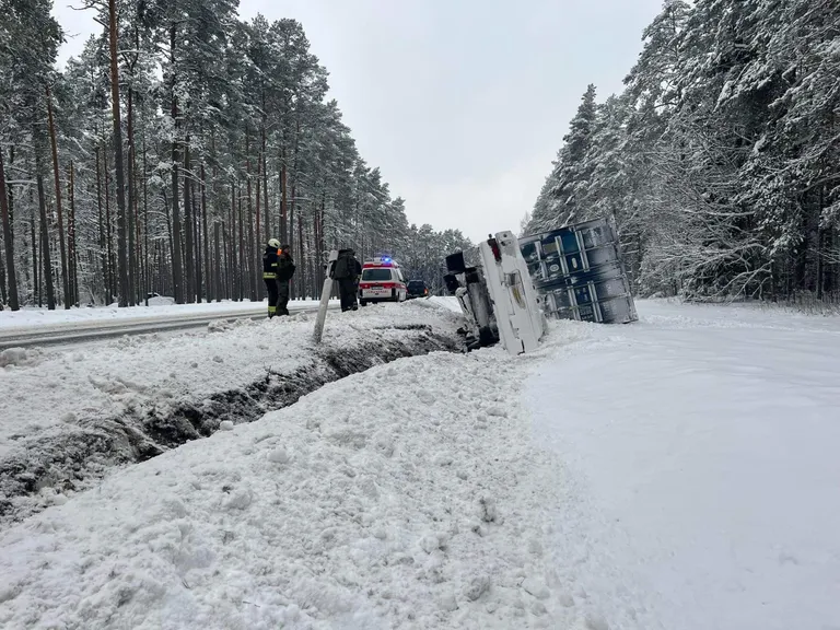 Vastseliinas sõitis veok kraavi.