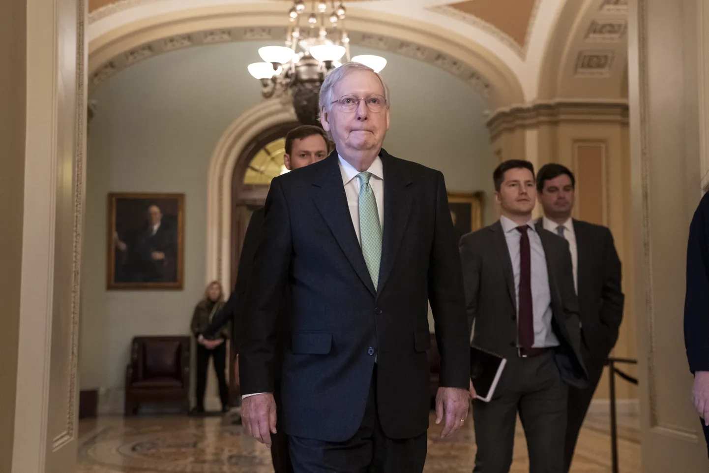 USA senati vabariiklaste liider Mitch McConnell teisipäeval Kapitooliumil kongressihoonest lahkumas.