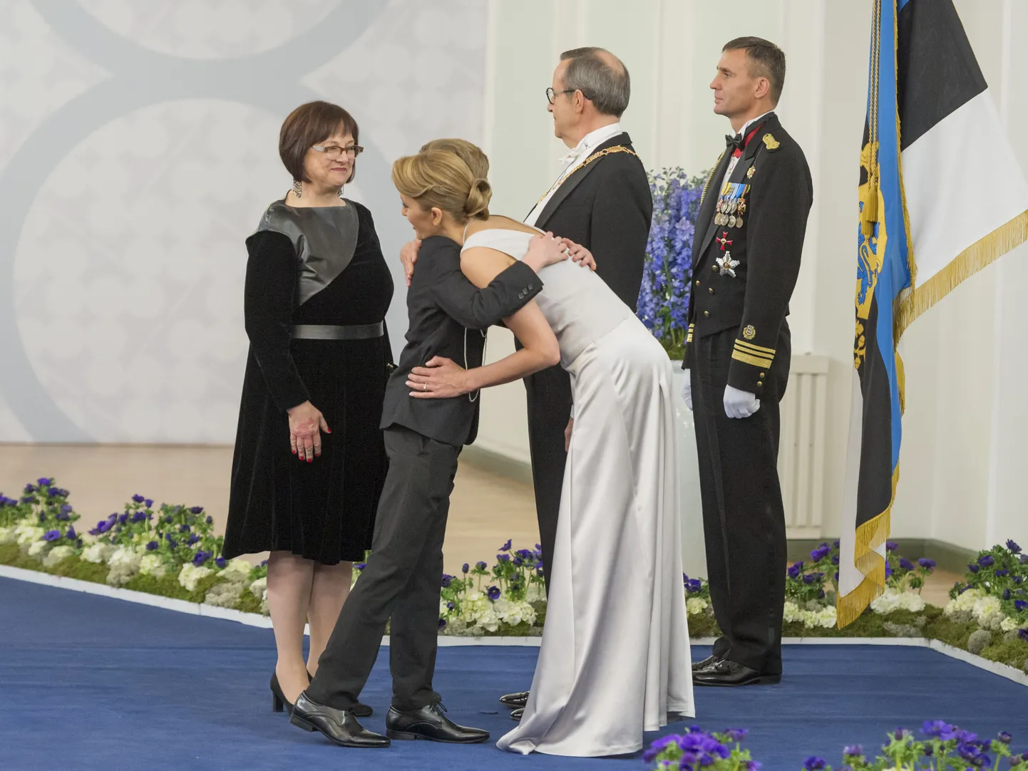Ieva Ilves kallistama oma poega.