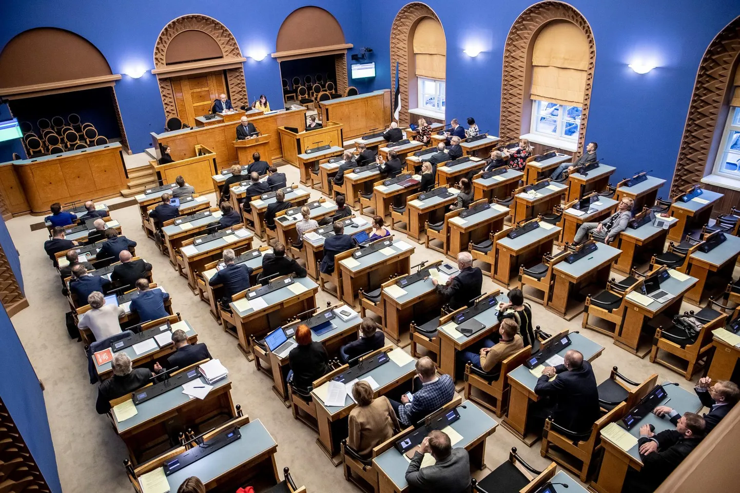 Kui tundub, et töö riigikogus on raske ja arusaamatu, siis on mõistlik sealt tulema tulla ning mitte hädaldada, et vaja on personaalset abi.