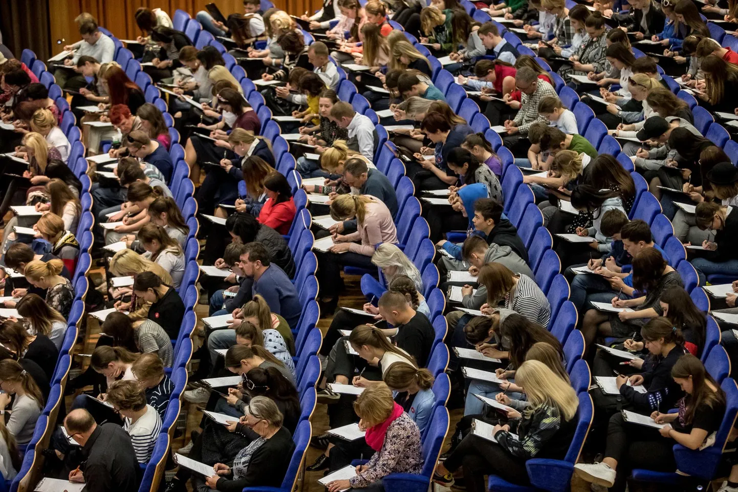 Venekeelse etteütluse kirjutajad Alexela kontserdimajas. Mis oleks, kui sama suur venekeelne rahvasumm katsuks jõudu eestikeelse etteütlusega?