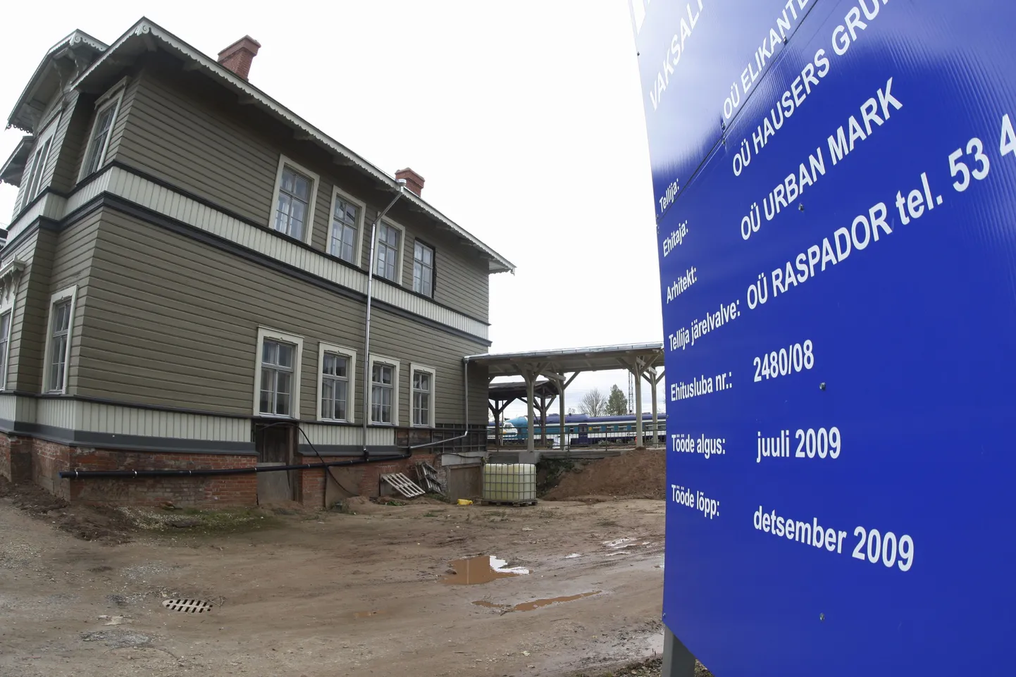 Tartu vaksalihoone renoveerimine on seiskunud. Kuupäevad plakatil räägivad juba minevikust.