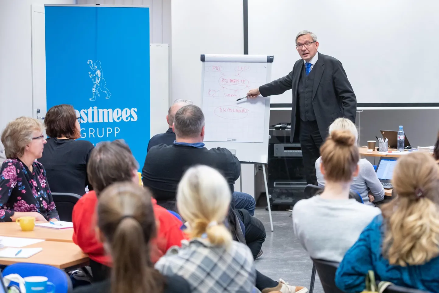 Postimehe ajakirjanduskoolis käib Mart Raudsaare loeng.