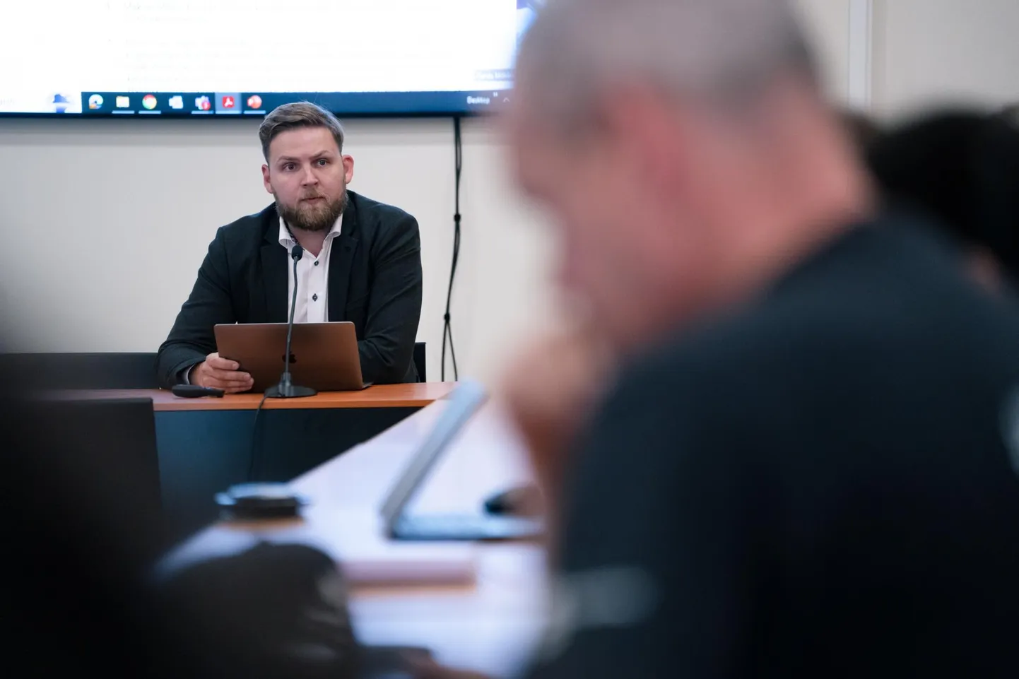 Vallavanem Madis Koidu hinnangul on tegemist opositsiooni katsega silma paista.