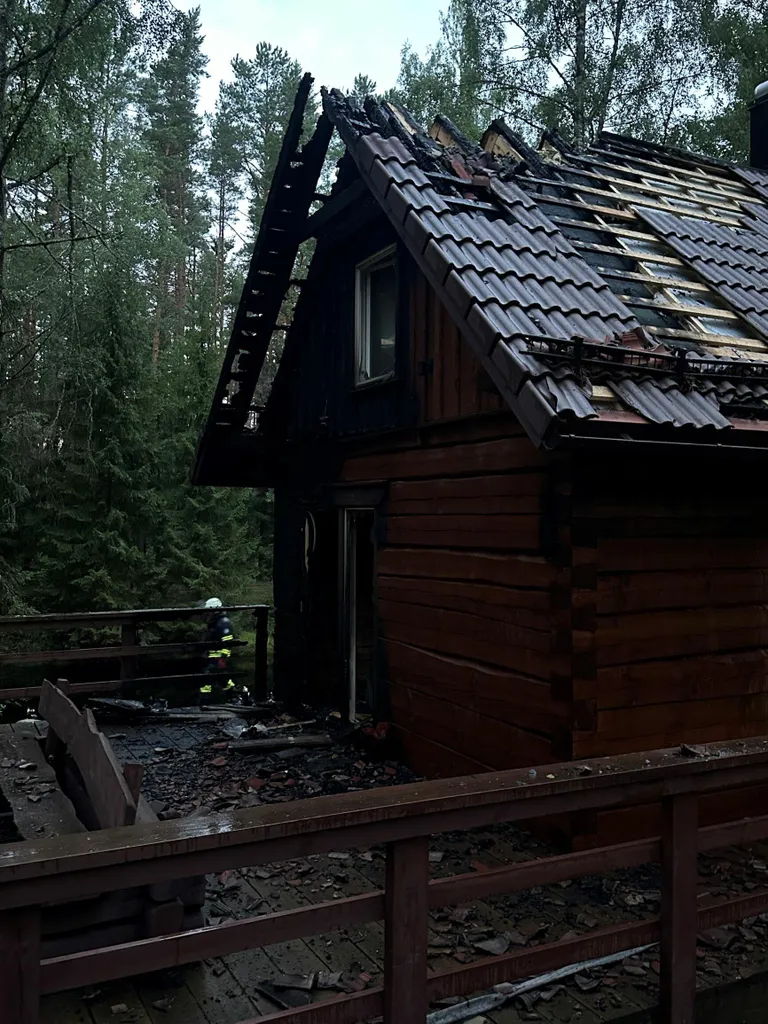 Saarde vallas Marana külas põles RMK puhkemaja.