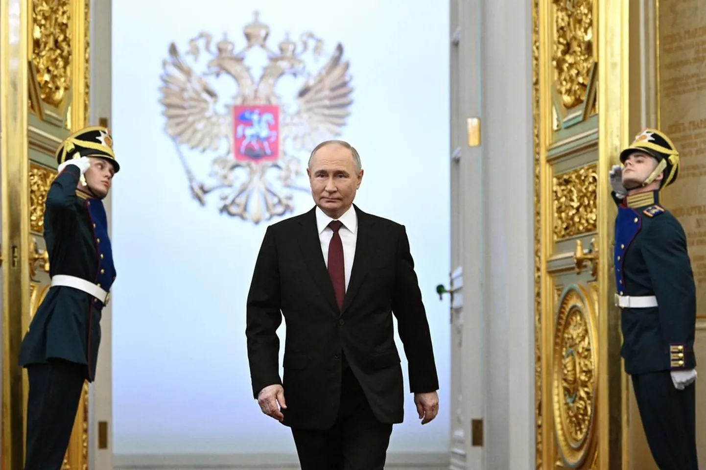 Vladimir Putin teisipäeval Kremlis järgmiseks kuueks aastaks ametisse astumas.