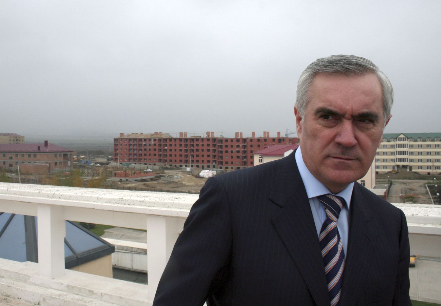 Inguššia endine juht Murat Zjazikov presidendipalee katusel.