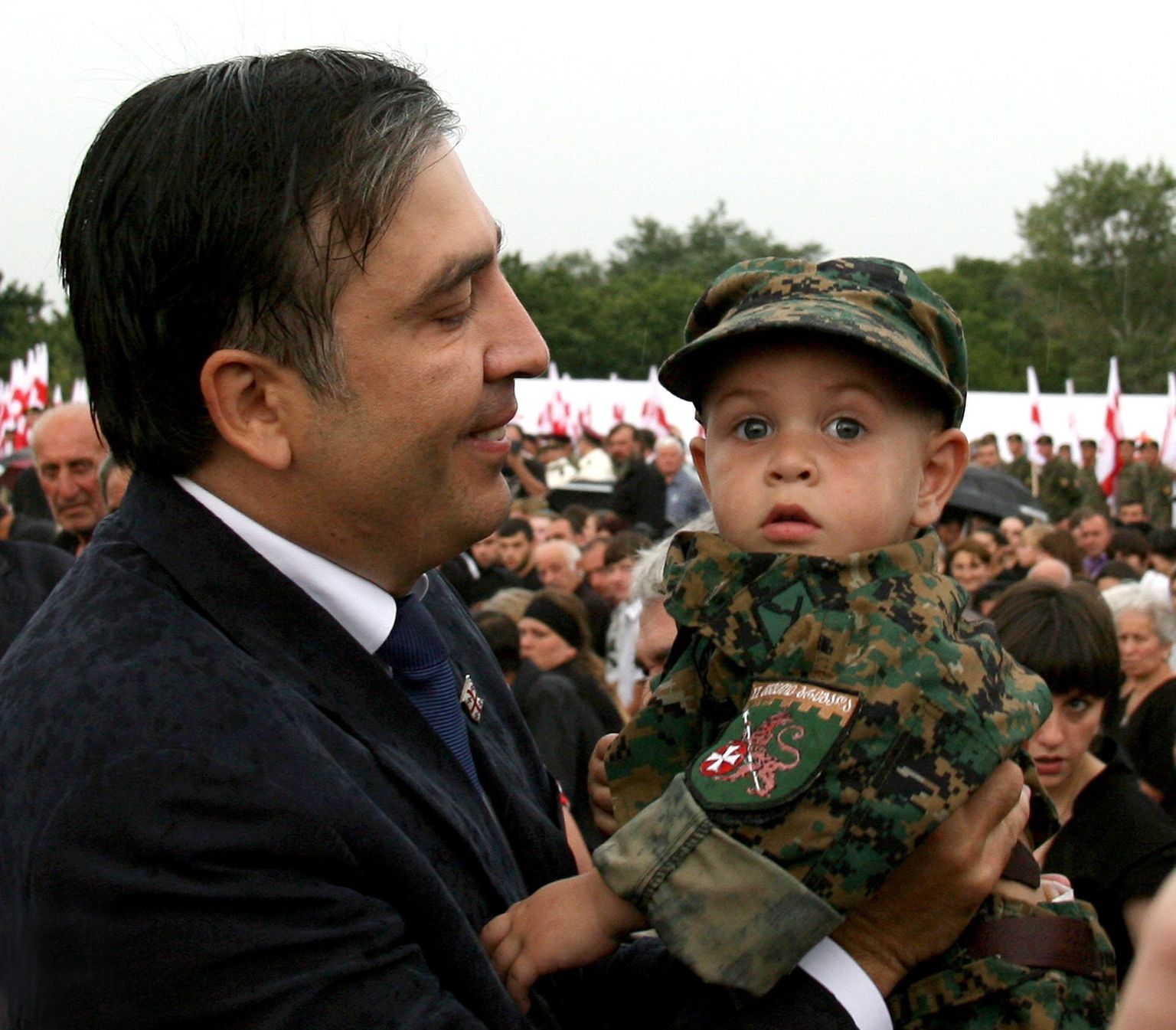 Gruusia president Mihhail Saakašvili sõja esimese aastapäeva meenutamise üritusel Goris mundris poisiga.