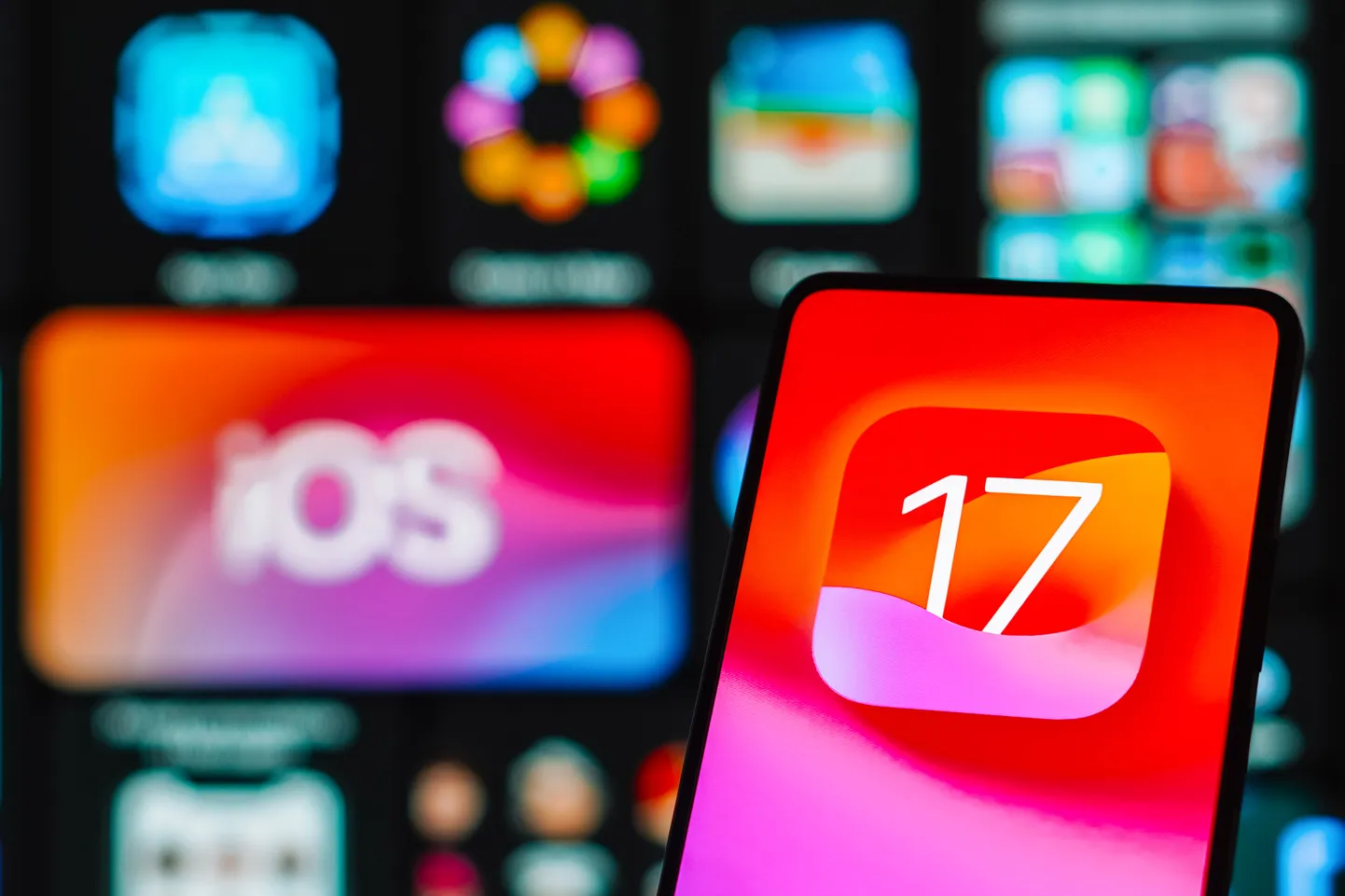 iOS 17 logo iPhone'i ekraanil.