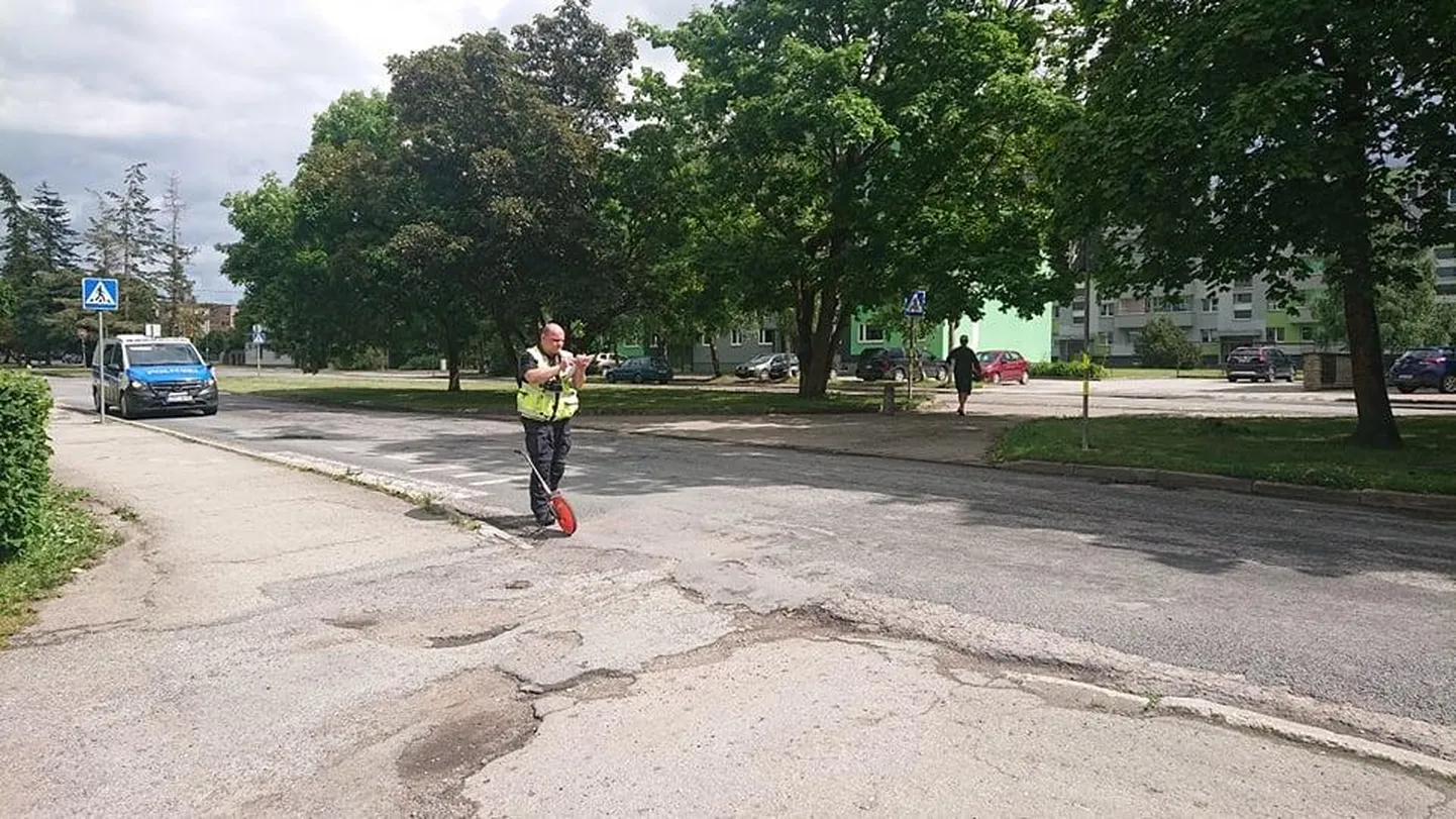 Avariipolitseinik Maido Mikotin teeb kohapealseid uurimistoiminguid.