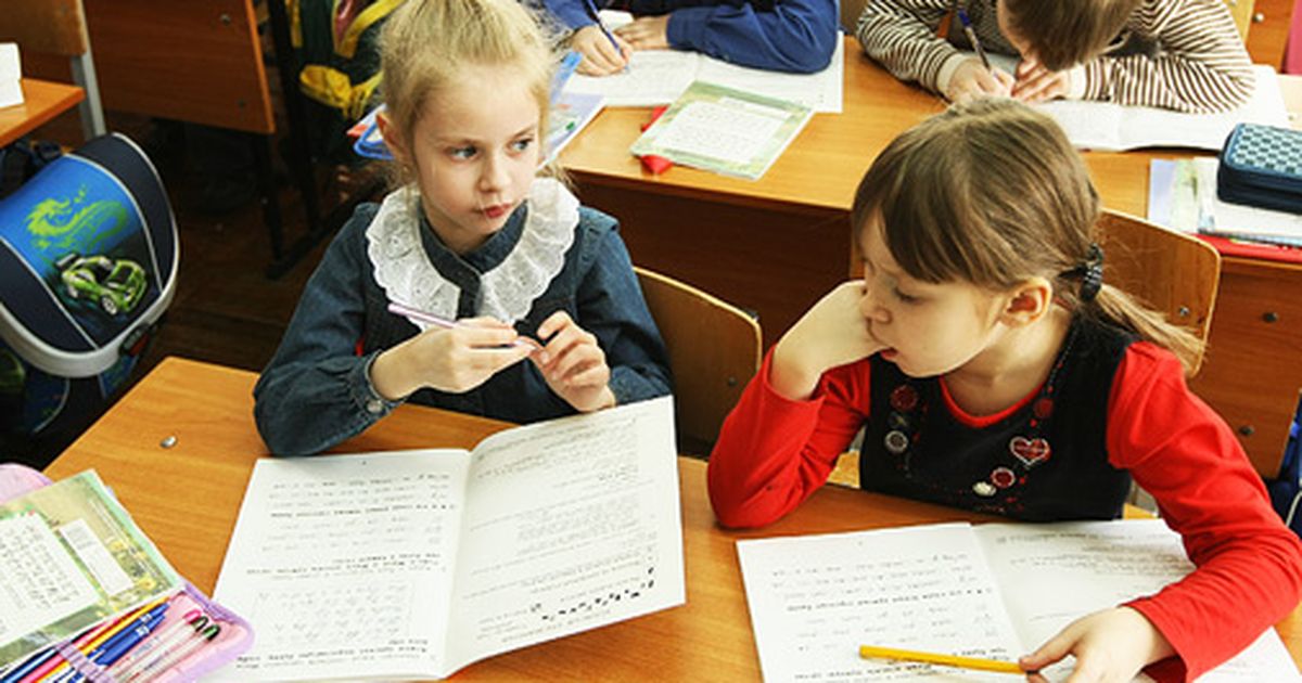 Ученики на уроке. Дети на уроке русского. Школьники на уроке чтения. Дети на уроке в начальной школе. Первым уроком был русский