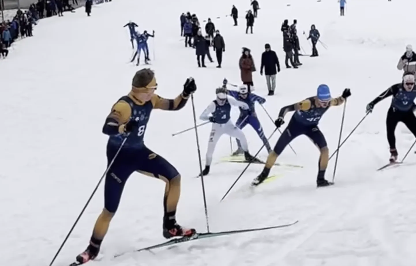 Aleksander Tamm (nr 8) jälgimas Martin Himmat, et talle ette astuda.