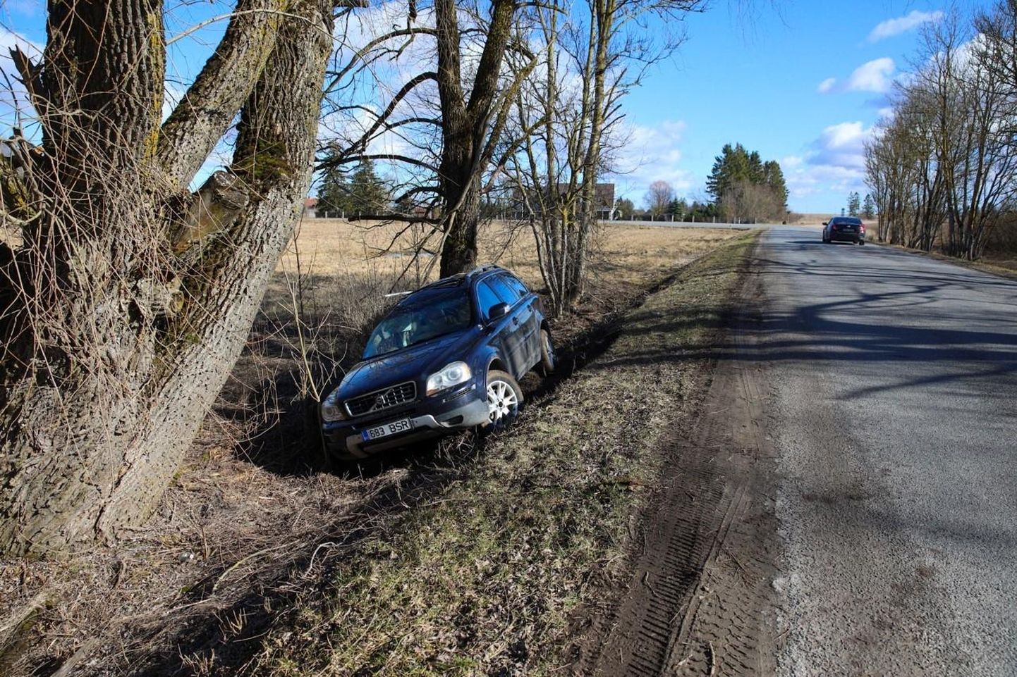 Rakvere vallas Aluvere külas oli ühe Volvo juht lõpetanud oma sõidu kraavis.