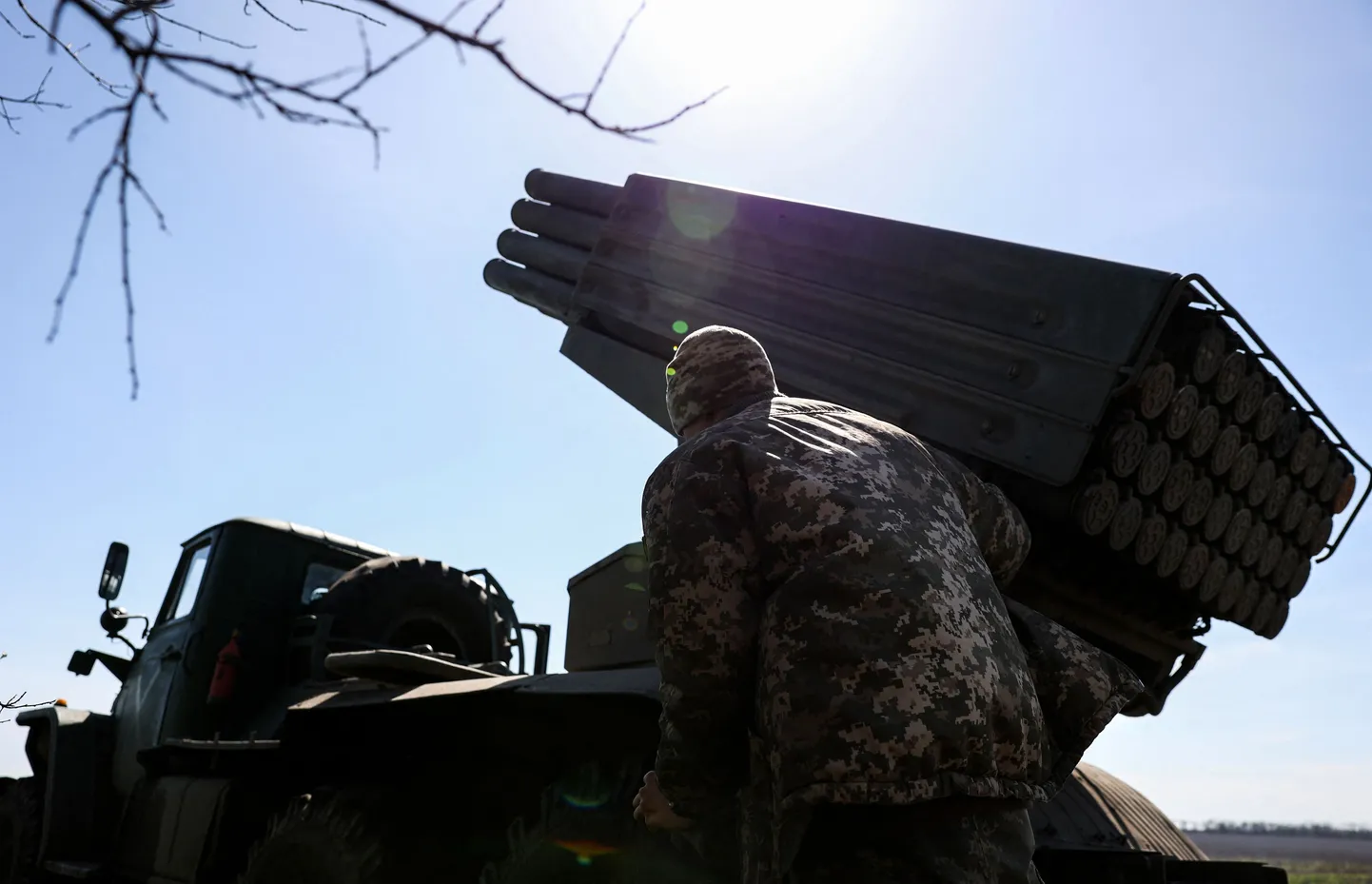 Ukrainlased valmistumas Vene sissetungijate positsioonide tulistamiseks Donetskis.