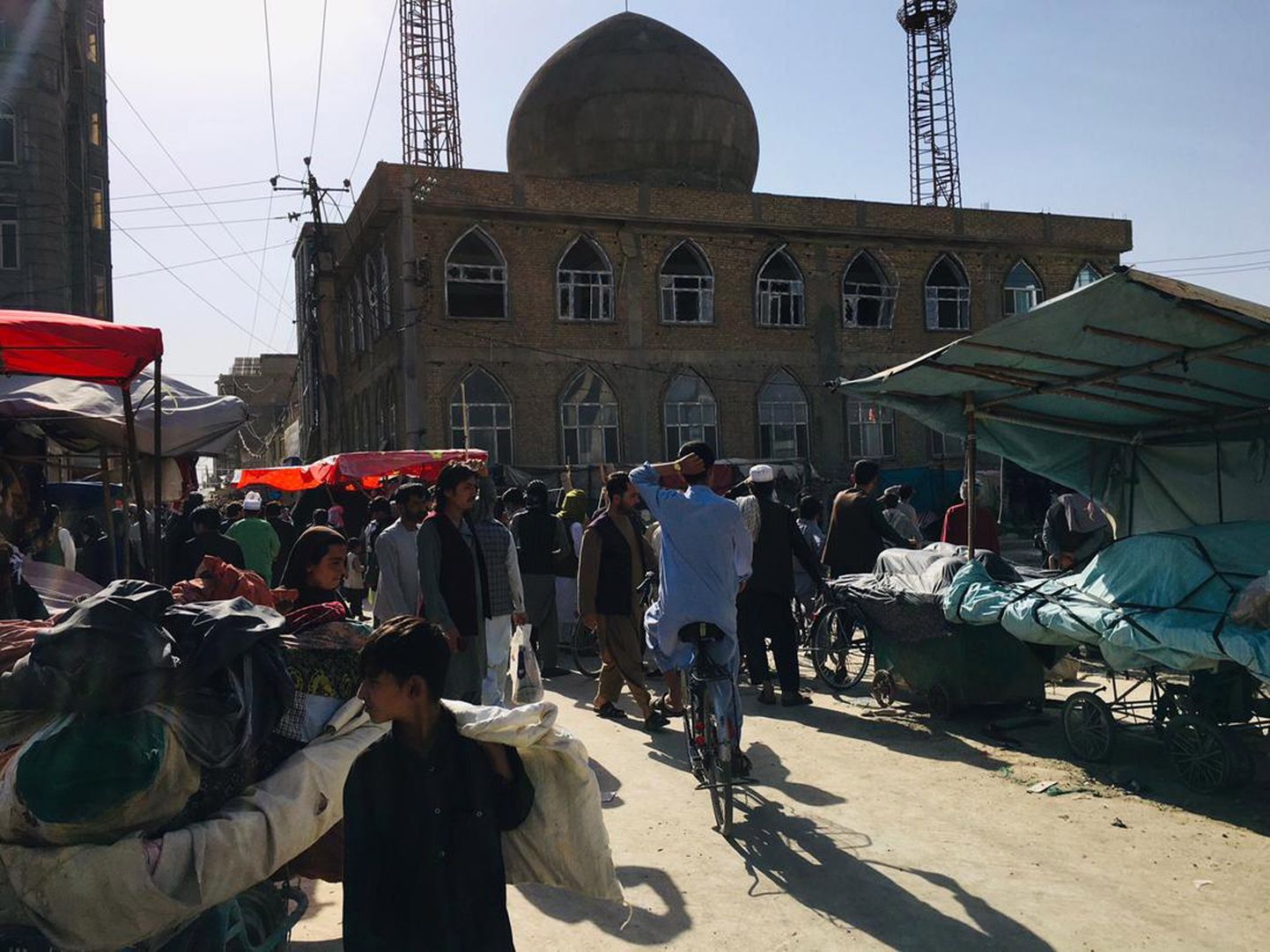 Inimesed kogunemas väljakule pärast plahvatust Mazar-i-Sharifi linna šiiade mošees.