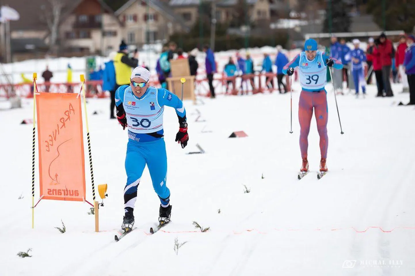Suusataja Hans Teearu (esiplaanil) võitis Prantsusmaal Val-Cenis&#39;s toimunud para alpi- ja murdmaasuusatamise MM-il neli kuldmedalit.
