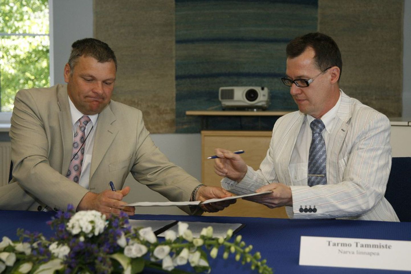 Министр внутренних дел Марко Померантс (слева) и мэр Нарвы Тармо Таммисте подписали вчера дополнение к  договору.