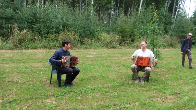 Räpina valla külade päeval koos Ants Järvega lõõtsa tõmbamas.
