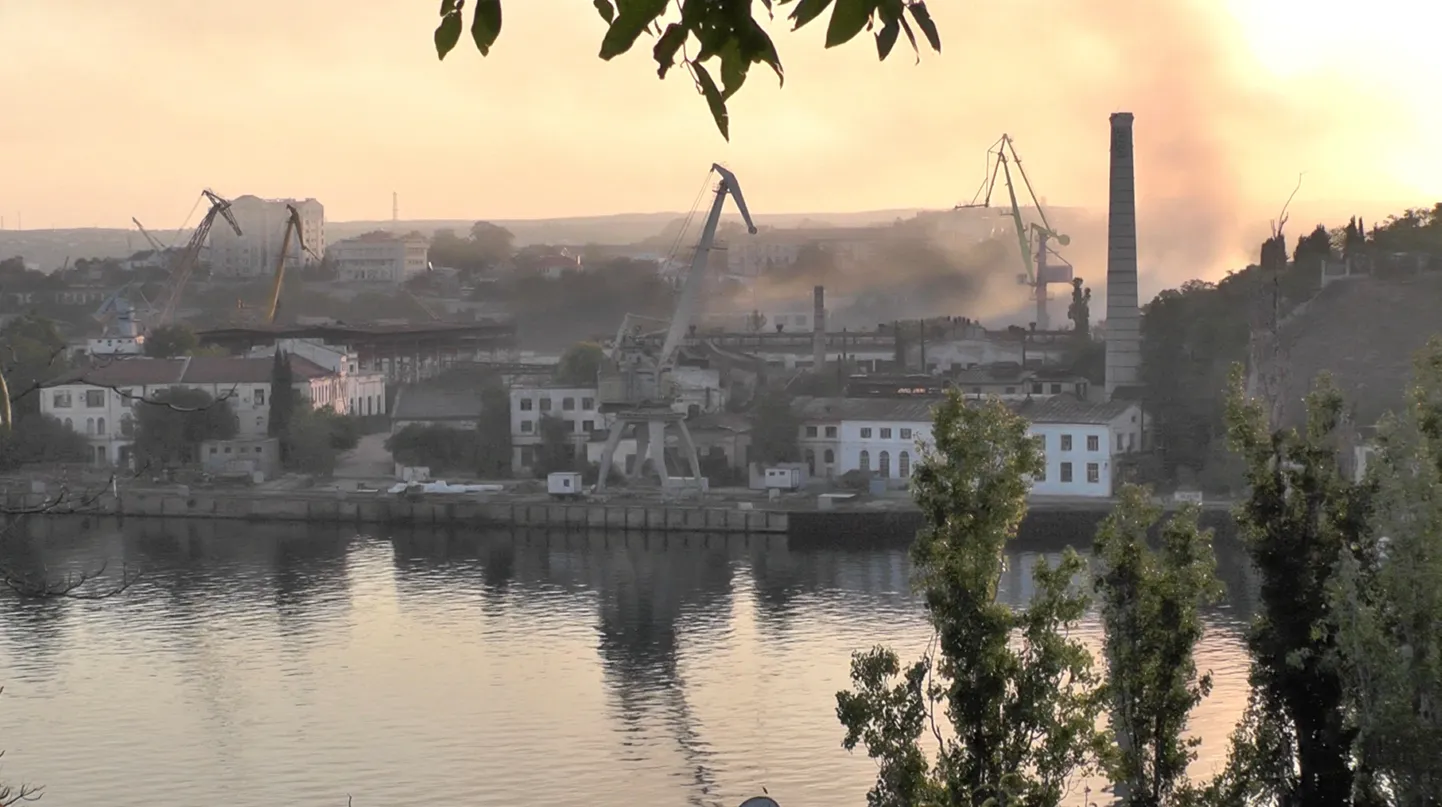 Ukraina raketirünnakus tabamuse saanud Vene laevaremonditehas Sevastopolis, kust näeb tõusmas suitsu.