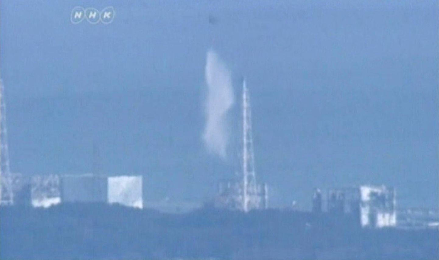 Videokaader sellest, kuidas Jaapani sõjaväekopter Fukushima reaktoritele vett heidab.