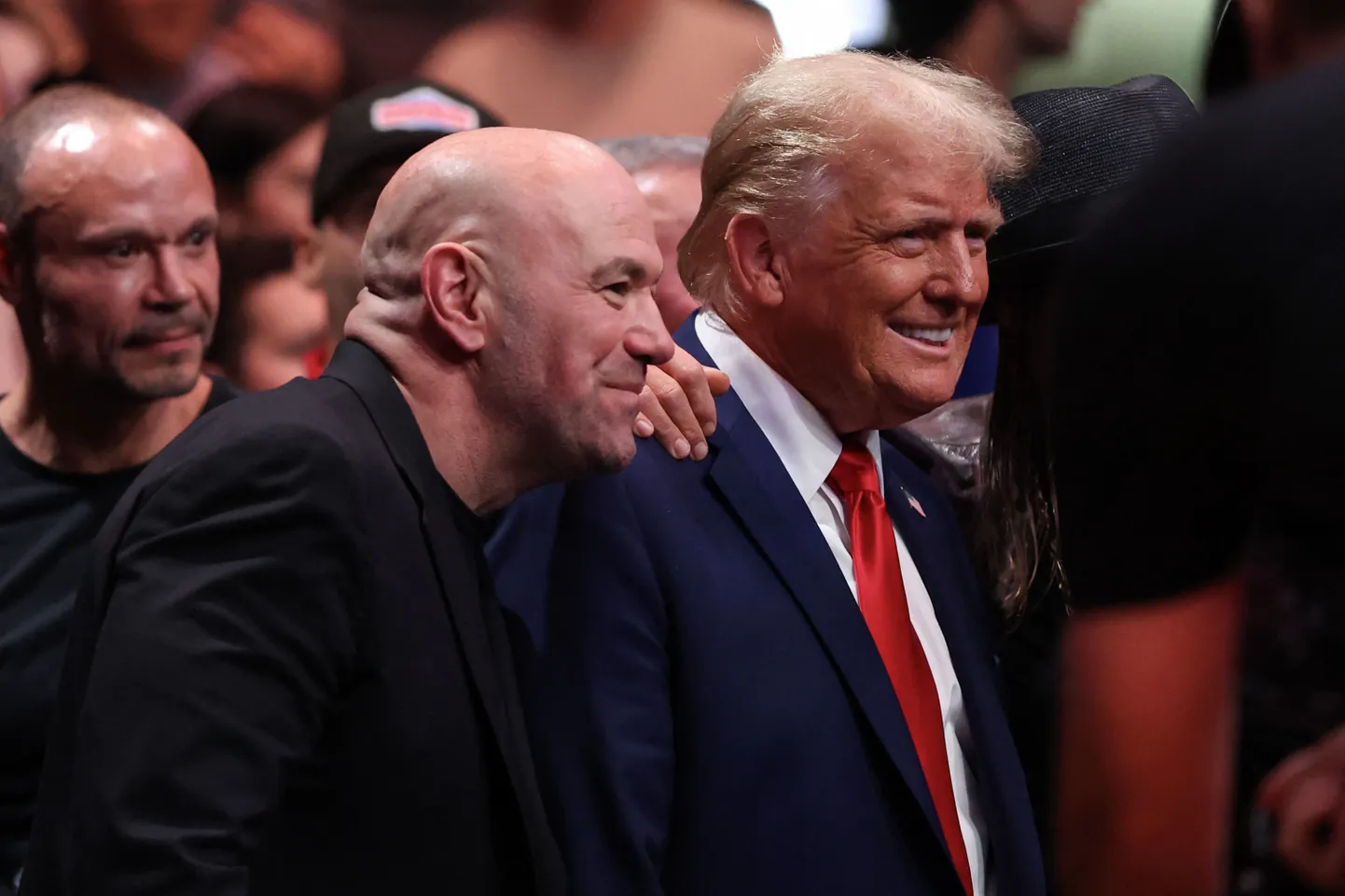Suunamudija Joe Rogan ja äsja ametisse valitud president Donald Trump 16. novembril poseerivad fotol UFC 309 (Ultimate Fighting Championship) üritusel Madison Square Gardenis New Yorgis. Donald Trump teab täpselt, kust arvamuste tuuled puhuvad ja need ei ole uudistetööstuse tuuled. (arah Stier / GETTY IMAGES NORTH AMERICA / Getty Images AFP kaudu)