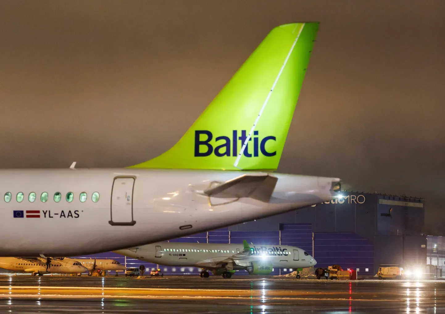Самолеты airBaltic в аэропорту столицы Эстонии.