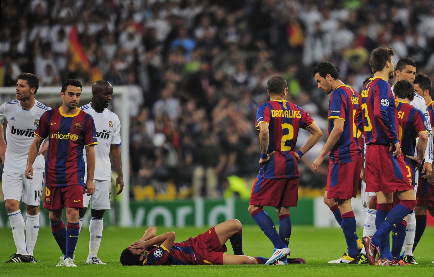 FC Barcelona mängija Pedro on kukkunud pikali. Pärast mängu sai Pedro kuulda ka kriitikat, kuna ta kukkus kohtumises Reali vastu liiga kergelt.