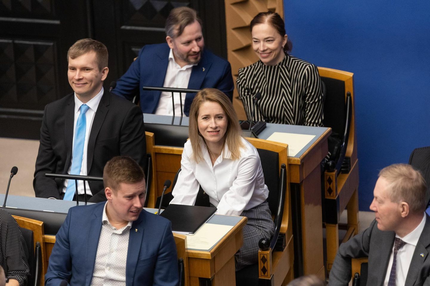 Kuigi kohad nii ei näita, istus hiljutisel istungil peaminister Kaja Kallase kõrval võrukas Anti Haugas. Nende taga teinegi Lõuna-Eestist valitud saadik – Liina Kersna.