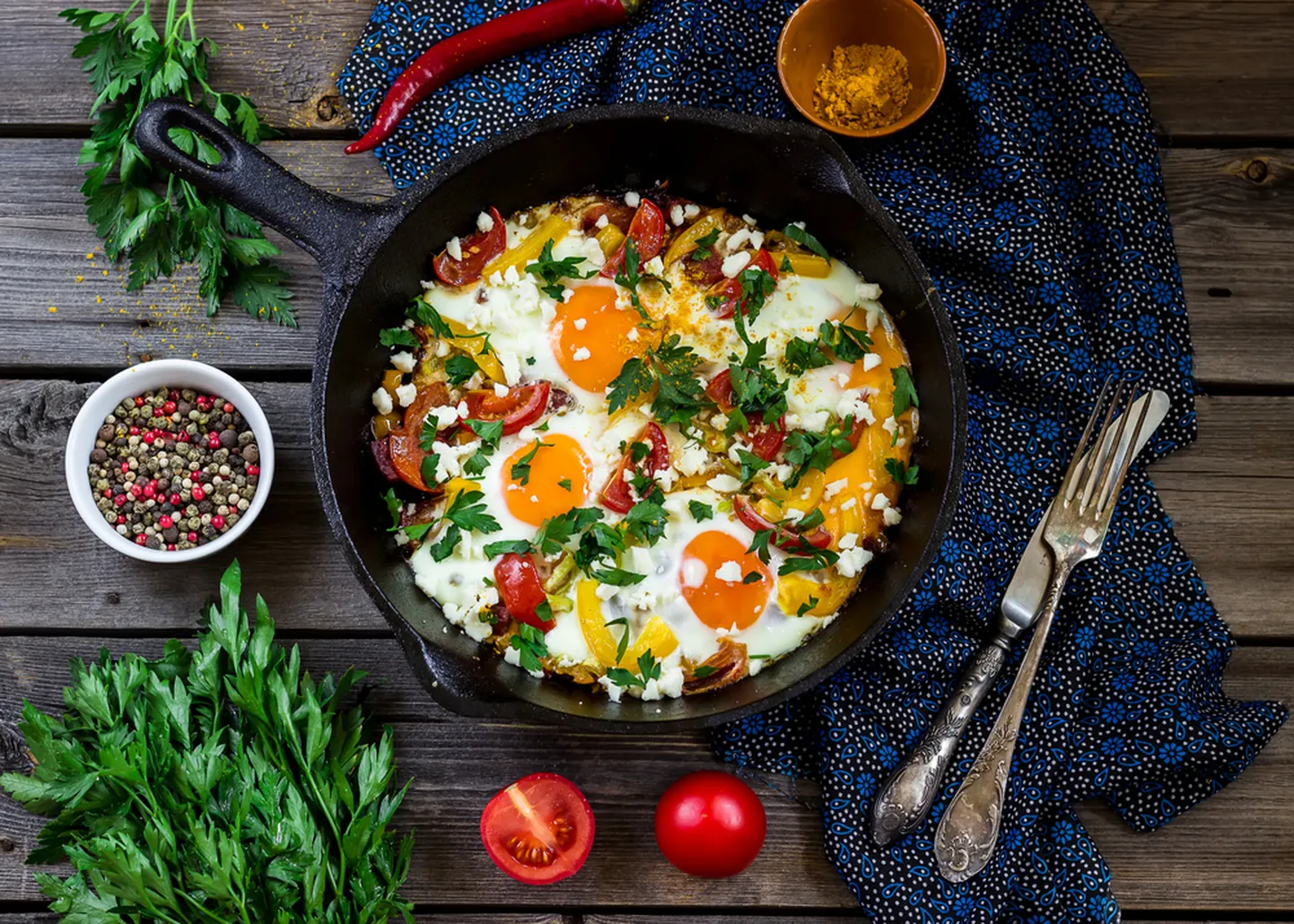 Shakshouka on Lähis-Idas tuntud roog munadest, mis on pošeeritud tomati, oliiviõli, paprika, sibula ja küüslaugu kastmes, mida tavaliselt maitsestatakse köömne, paprika ja Cayenne'i pipraga.