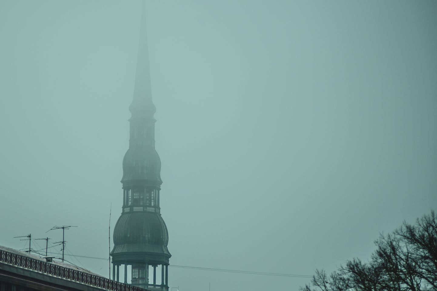 Туманное утро в Риге. Иллюстративное фото