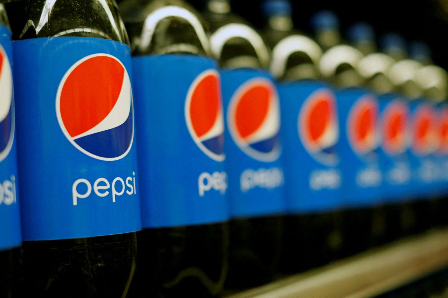 Karastusjoogi Pepsi pudelid riiulil.