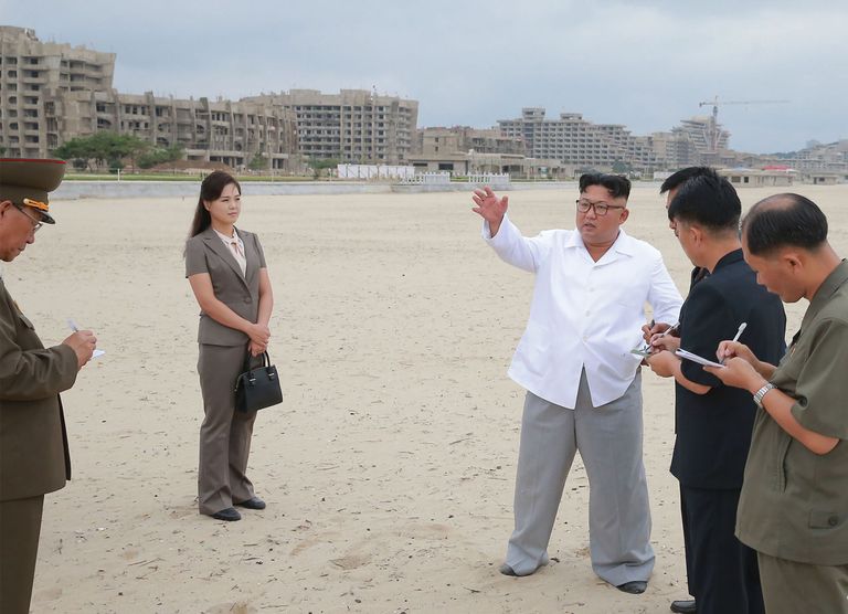 Põhja-Korea liider ehitajatele juhiseid jagamas.
