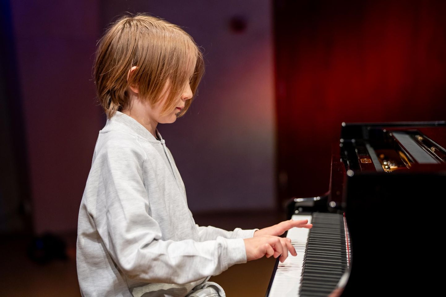 Septembrist Pärnu muusikakoolis Imbi Haugase käe all klaverit õppinud Mark Aksel Meri sai kolmapäeval esimest korda uue Steinway taha istuda.