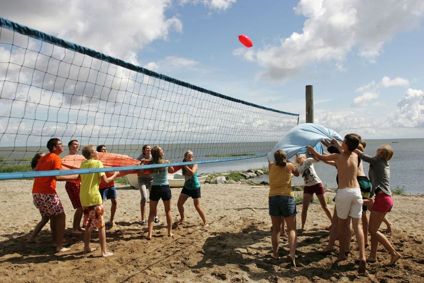 Keelelaagri noored mängisid vähest päikest ära kasutades kohalike teismelistega rannas omaleiutatud pallimängu, kus tuli tekkide abil vett täis õhupalli üle võrgu pilduda.