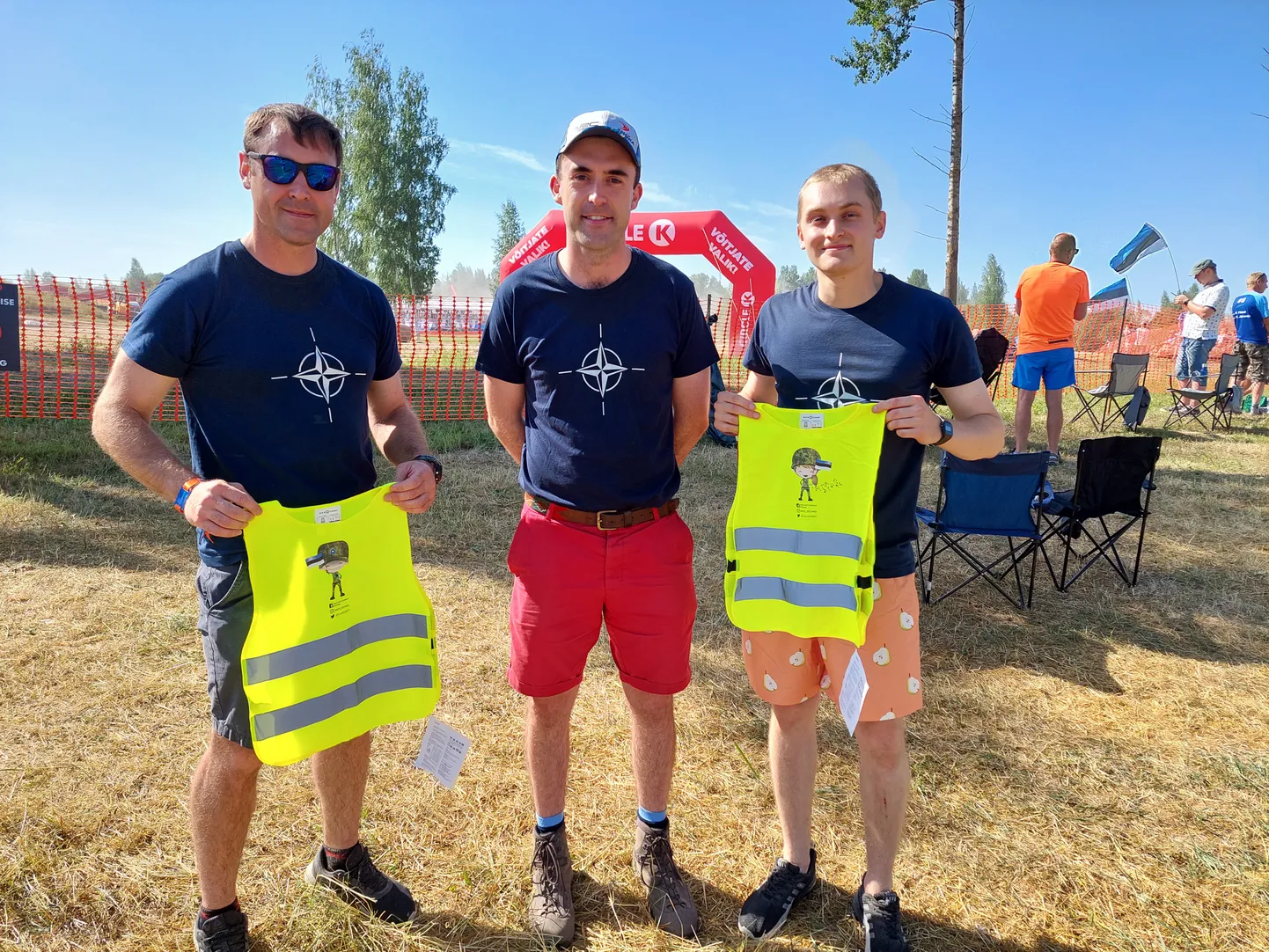 NATO lahinggrupi liikmed Chris, Will ja Jake Rally Estonia Tartu valla hommikusel katsel.